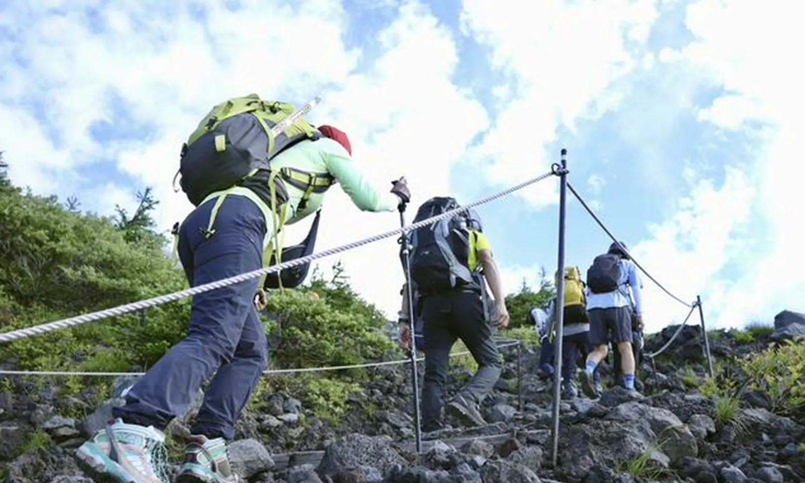 Nhật Bản mở cửa 3 tuyến đường mòn lên núi Phú Sĩ, thu 4.000 yên phí leo núi