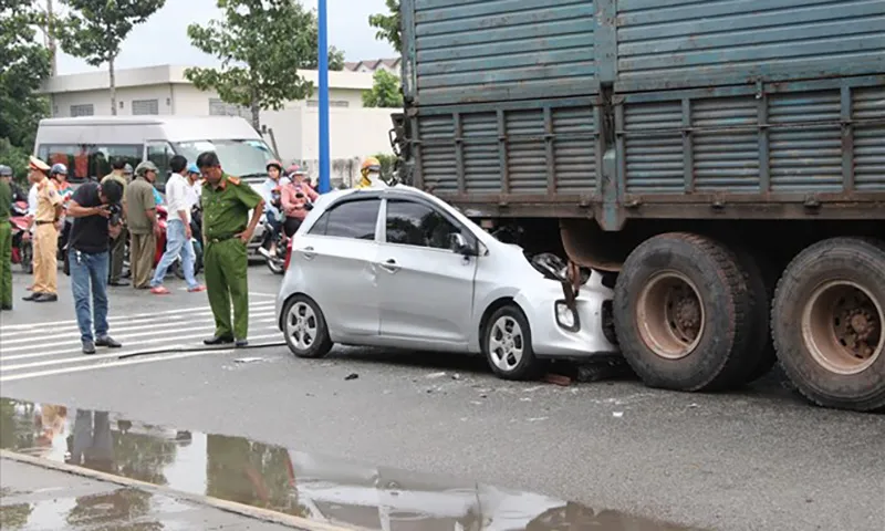 Vì sao túi khí không bung khi xe con đâm vào gầm đuôi xe tải?