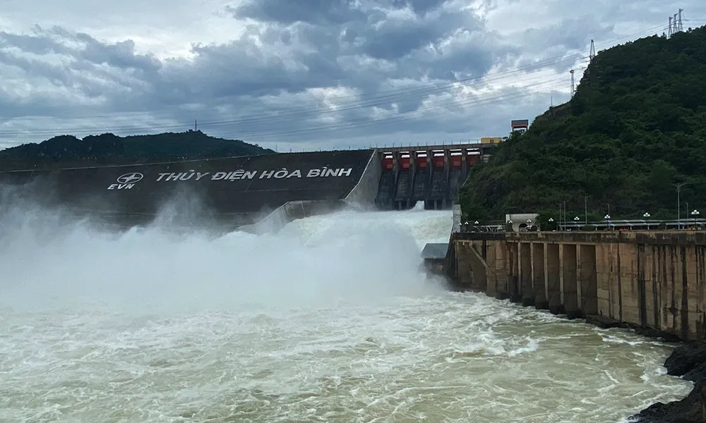 Thủy điện Hòa Bình mở 1 cửa xả lũ, sẵn sàng ứng phó mưa lớn ở miền Bắc