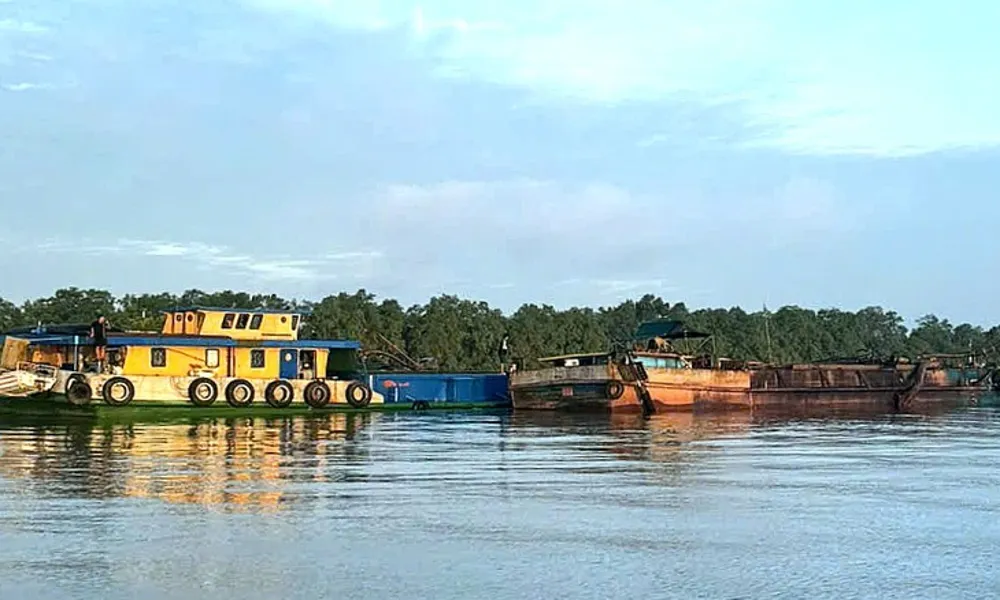 Tạm giữ 6 tàu thủy vận chuyển cát không xuất trình được hóa đơn, chứng từ