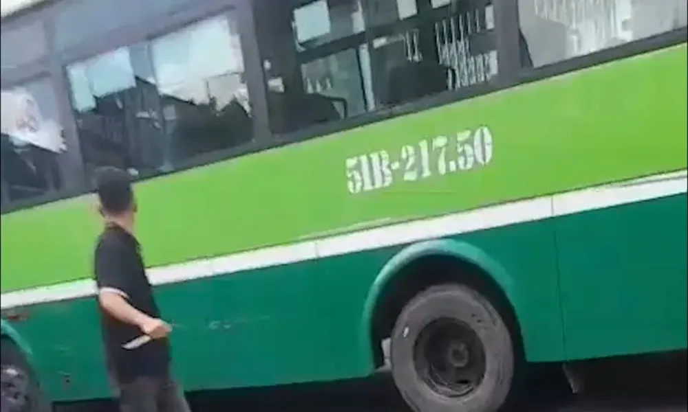 Xác minh vụ tài xế xe tải cầm dao rượt đánh tài xế xe buýt