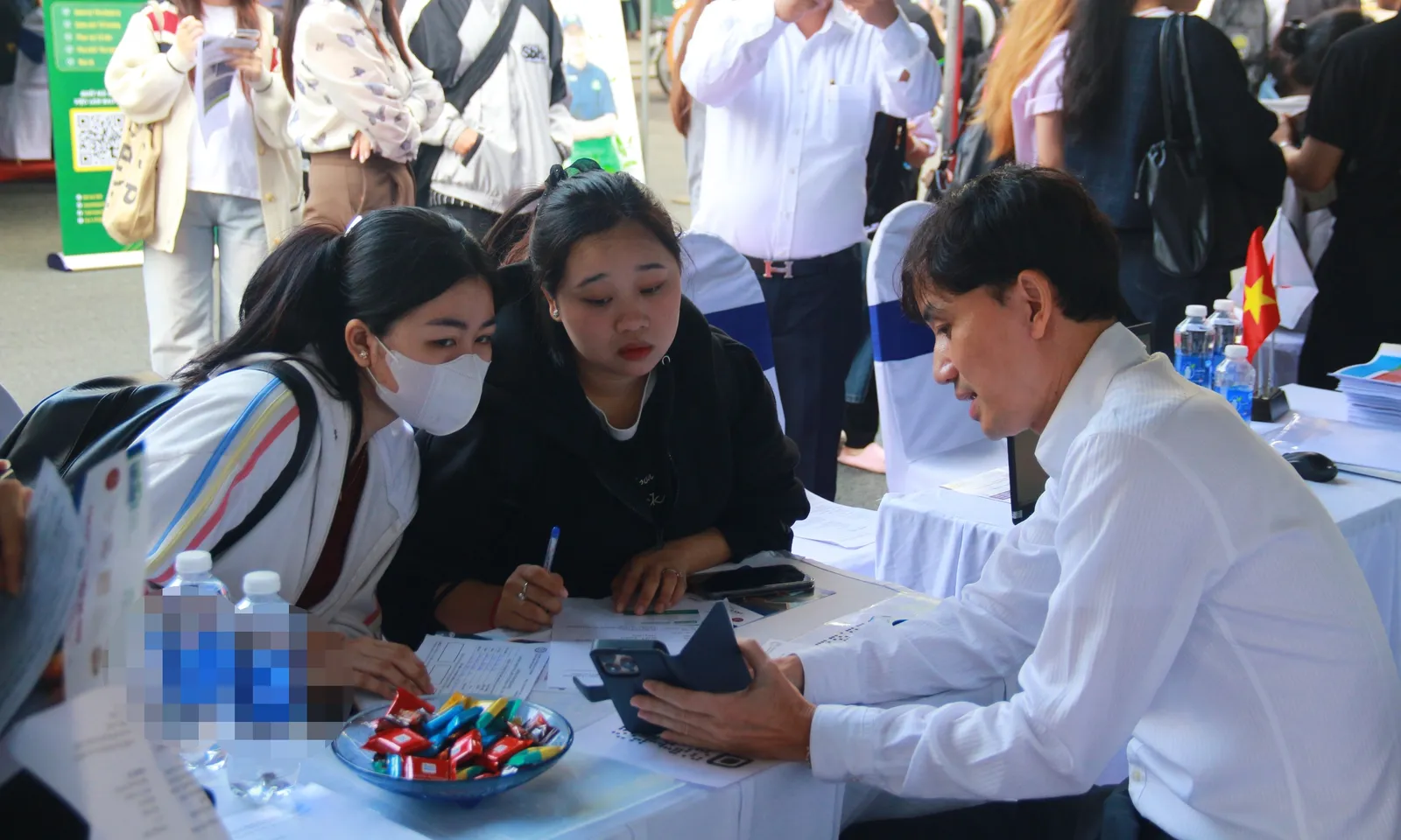 TPHCM hỗ trợ toàn diện cán bộ, lao động dôi dư sau sáp nhập