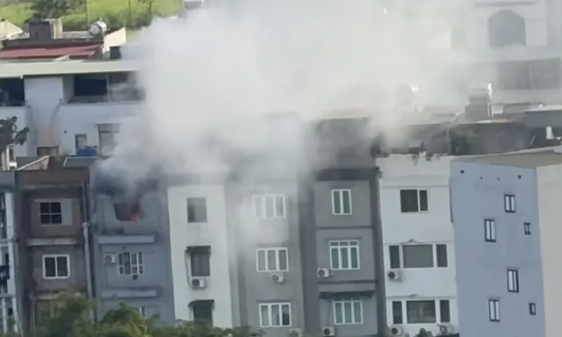 Hà Nội: Ngôi nhà bị bốc cháy sau tiếng nổ lớn, 2 người tử vong