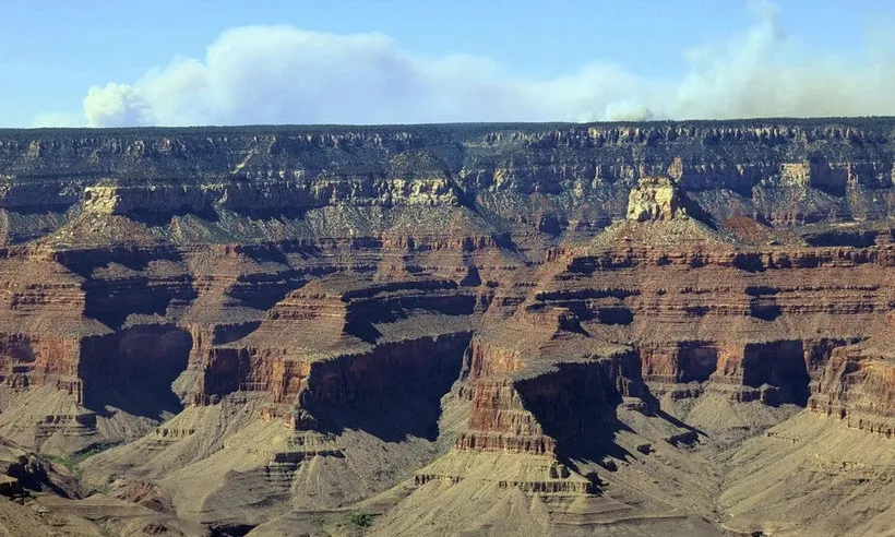 Cháy rừng buộc sơ tán tại hai công viên quốc gia Mỹ