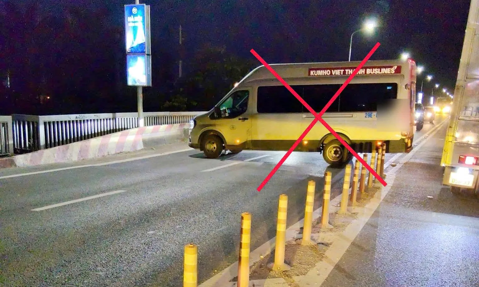 Hà Nội: Xử phạt xe khách quay đầu trái phép, cản trở giao thông trên cầu Thăng Long