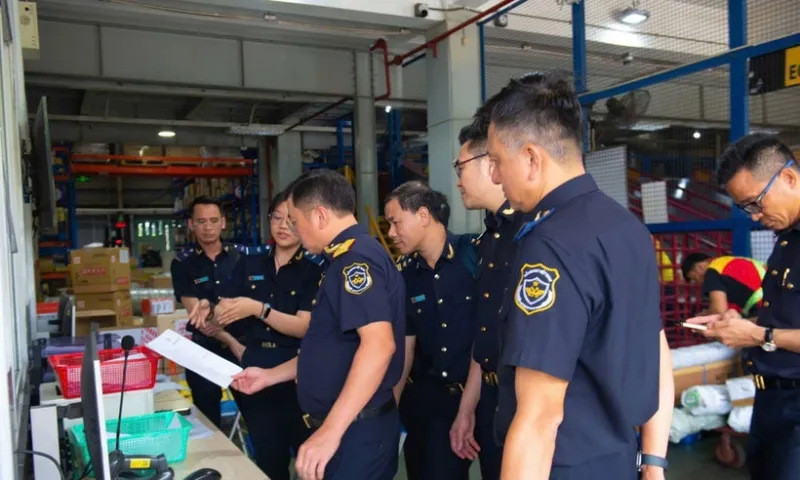 Từ 1/8: Thu VAT tự động với hàng nhập khẩu dưới 1 triệu qua chuyển phát nhanh