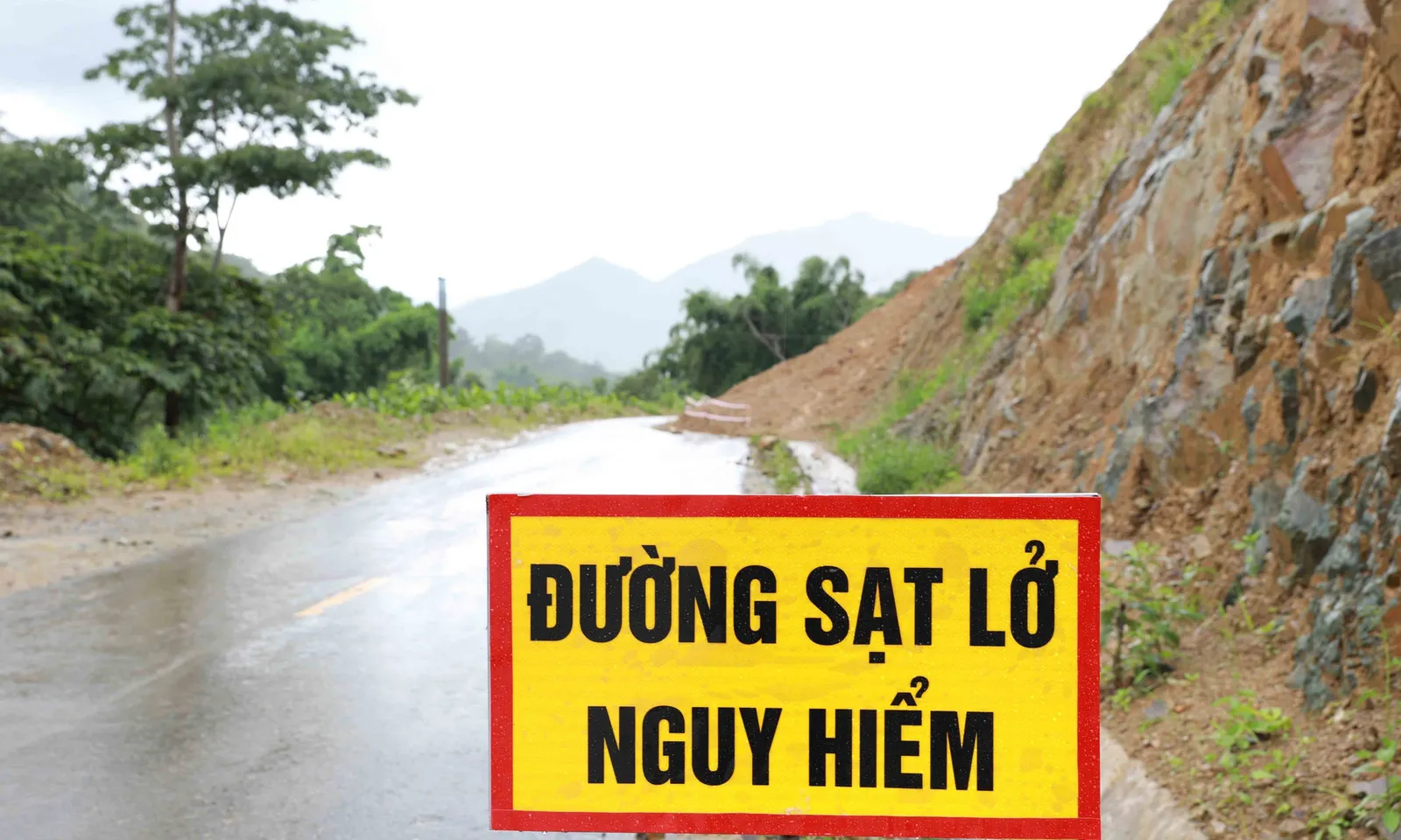 Mưa lớn kéo dài gây sạt lở nghiêm trọng tại Lai Châu