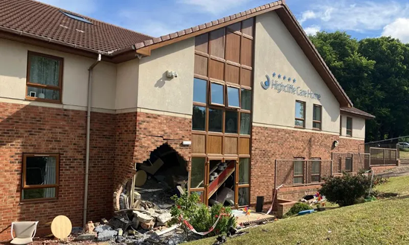 Một chiếc BMW màu xanh đã đâm vào Nhà dưỡng lão Highcliffe vào đêm thứ tư 