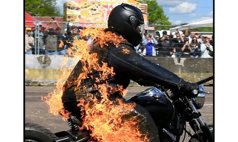 Người lính cứu hỏa lái mô tô chạy được 442m khi người đang bốc cháy