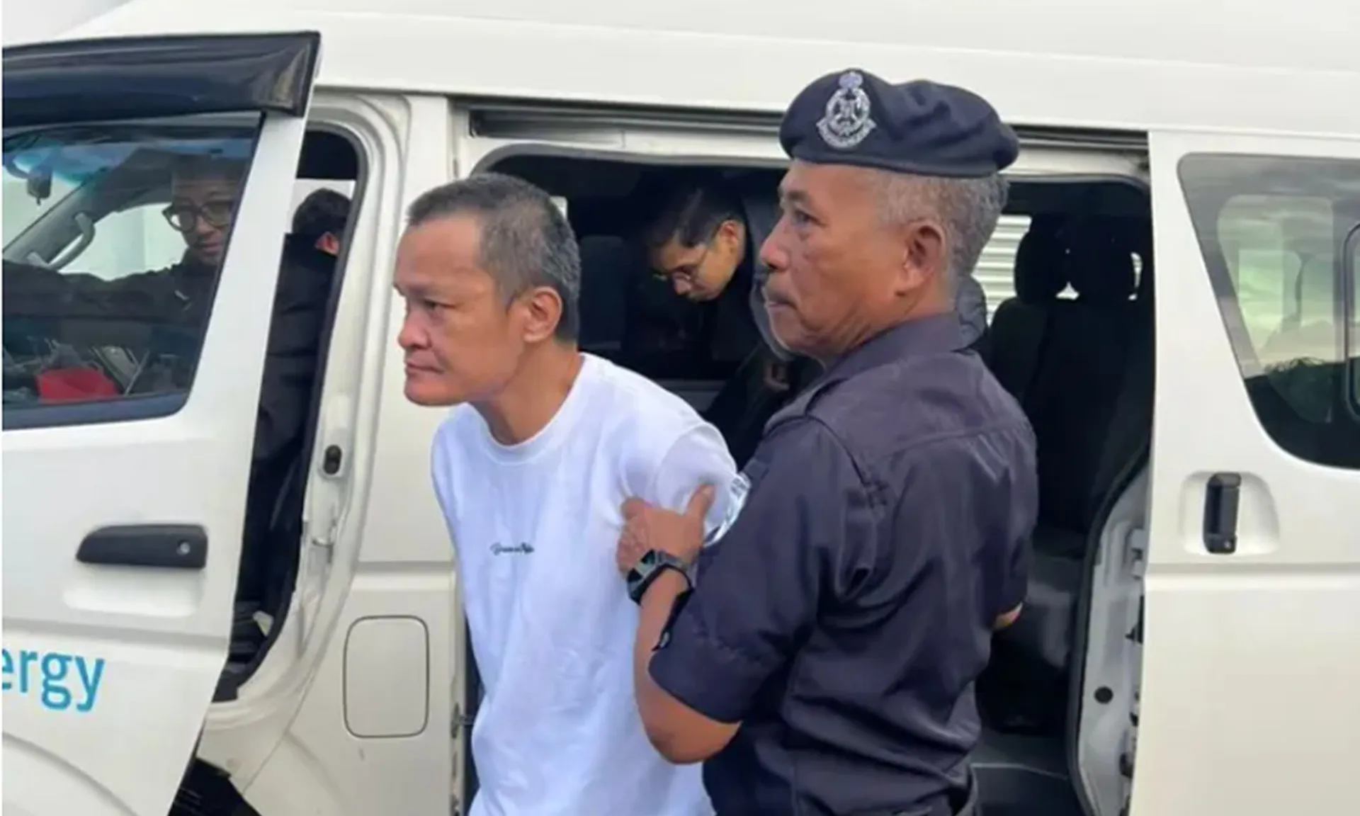 trom-cap-dien-110725