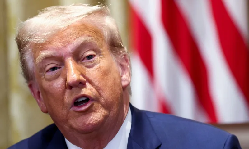 Ông Trump áp thuế 35% với Canada, dọa mở rộng toàn cầu