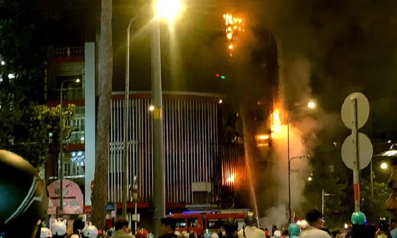 TPHCM: Cháy lớn cửa hàng thức ăn nhanh 