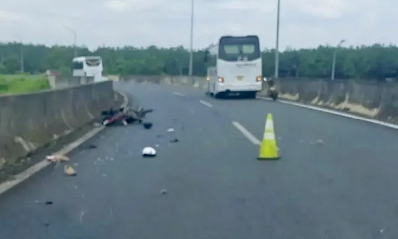 Đi xe máy va chạm với xe khách, người đàn ông té xuống đường tử vong