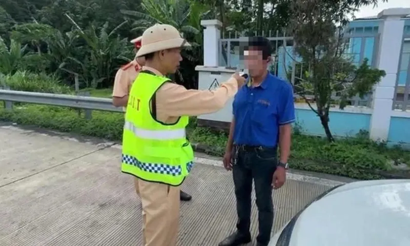Chở 45 hành khách, tài xế bị phát hiện vi phạm nồng độ cồn kịch khung