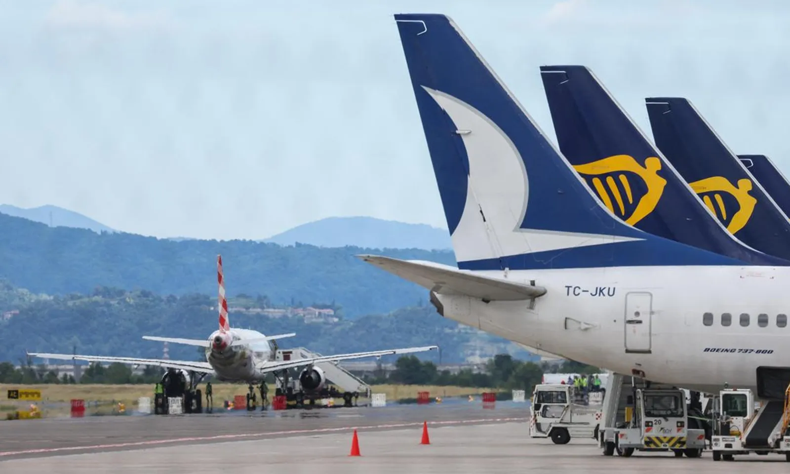 Người đàn ông tử vong sau khi cố tình chạy vào đường băng và bị hút vào động cơ máy bay