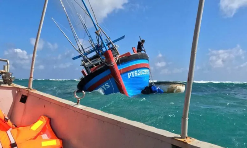 Tàu cá của dân bị thủng mắc cạn tại Trường Sa gần đảo Đá Lát