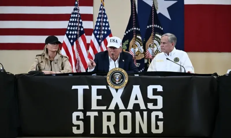 Ông Trump thị sát vùng lũ Texas, cam kết hỗ trợ toàn diện