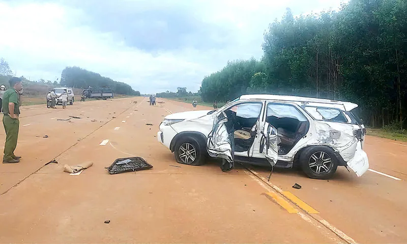 Xe tải va chạm xe con ở Gia Lai 1 người tử vong