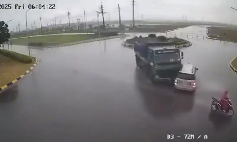 Chạy nhanh thắng đột ngột giữa giao lộ, ô tô con bị xe tải đụng móp hông