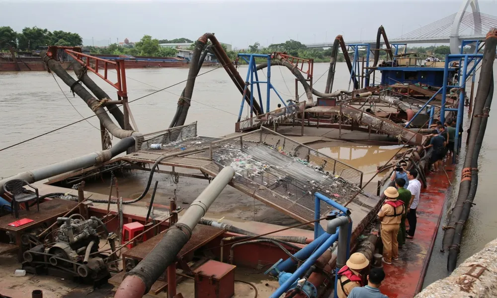 Ninh Bình: Bắt quả tang tàu khai thác cát trái phép trên sông Đào