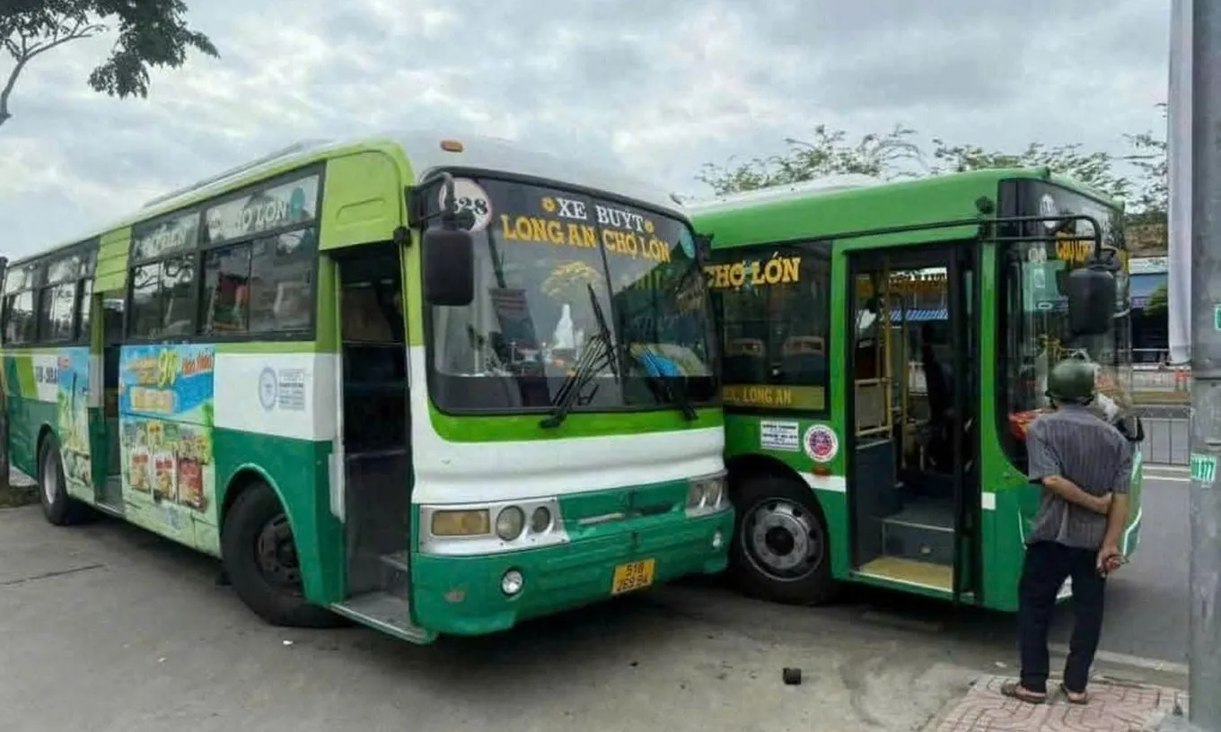 Hai xe buýt chèn ép nhau trên đường Kinh Dương Vương, tài xế bị đình chỉ công tác