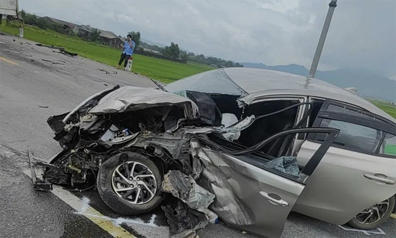 Đụng xe tải, xe con nát đầu