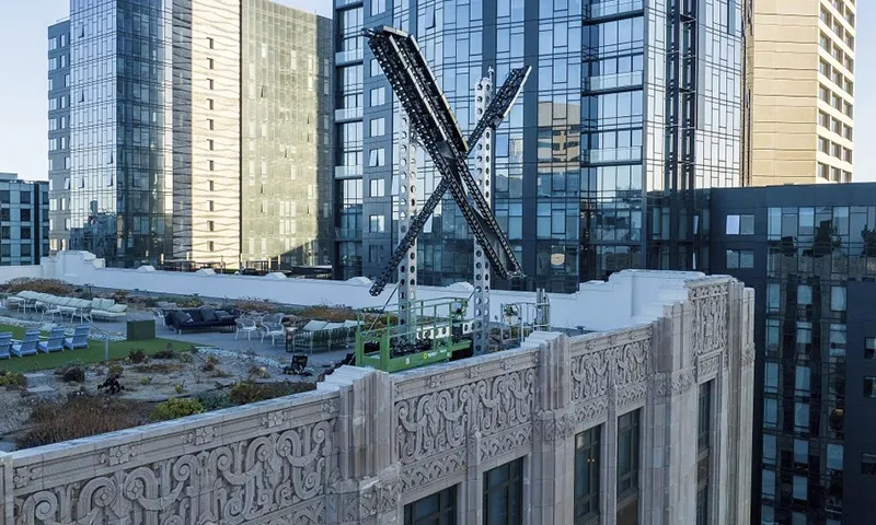 Biển báo “X” nằm trên đỉnh trụ sở công ty, trước đây gọi là Twitter, ở trung tâm thành phố San Francisco Ảnh AP