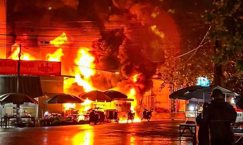 Hậu quả vụ cháy cây xăng tối 12/7, thiêu rụi xe bồn chở xăng, 2 người bị thương