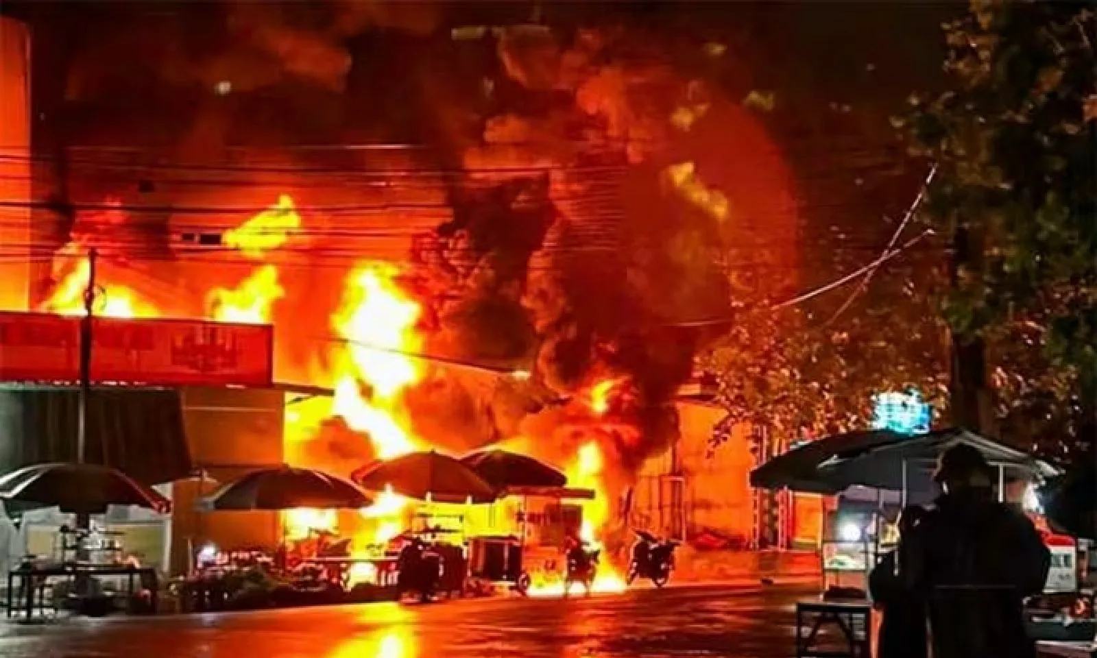 Cháy lớn tại cây xăng ở Bắc Ninh, di dời khẩn nhiều hộ dân lân cận