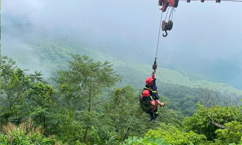 Dùng xe cẩu cứu người đi xe máy rơi xuống vực ở Ba Vì