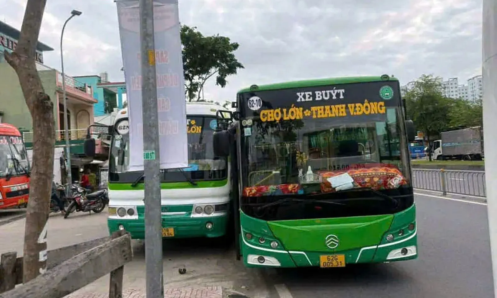 Hai xe buýt nghi ép nhau trên đường Kinh Dương Vương, một xe lao lên vỉa hè