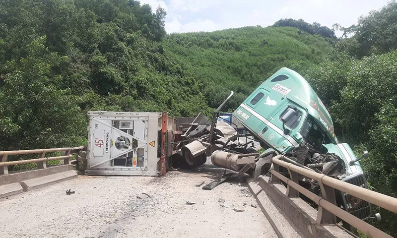 Xe đầu kéo lật chắn ngang Quốc lộ 12A, đường lên cửa khẩu Cha Lo