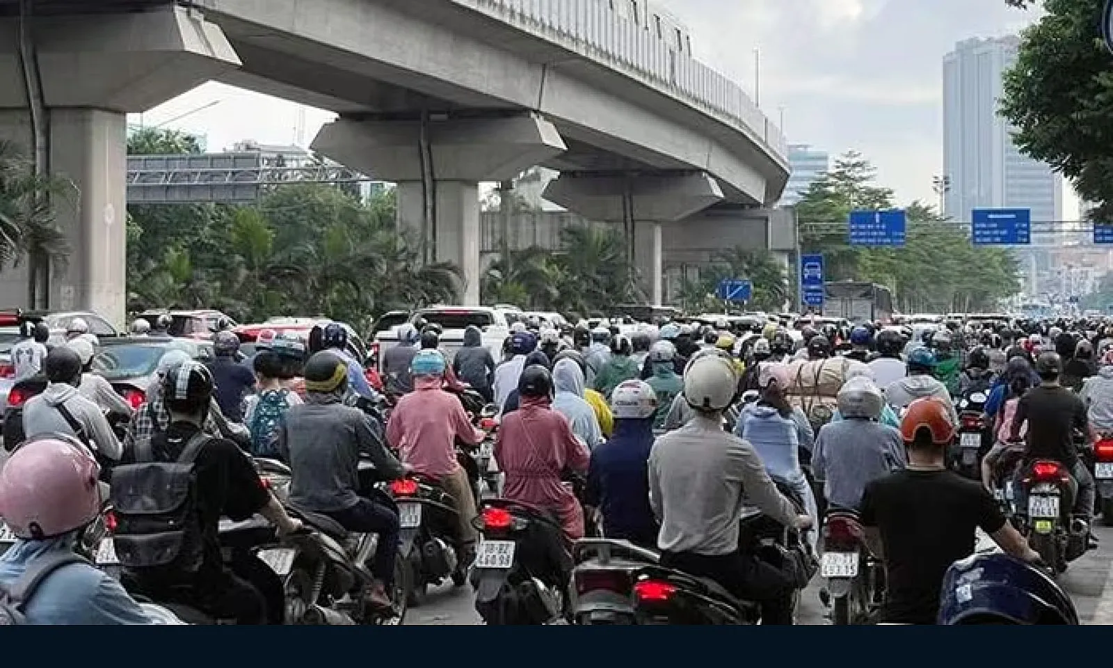 Hà Nội cấm xe máy chạy xăng dầu trong Vành đai 1 từ tháng 7/2026