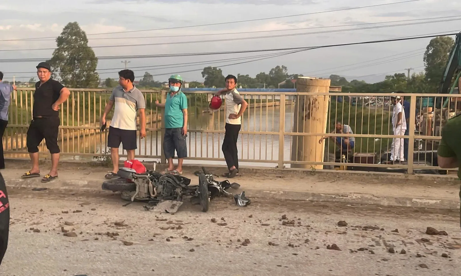 Ô tô đụng xe máy, rồi lao xuống sông, hai người mất tích