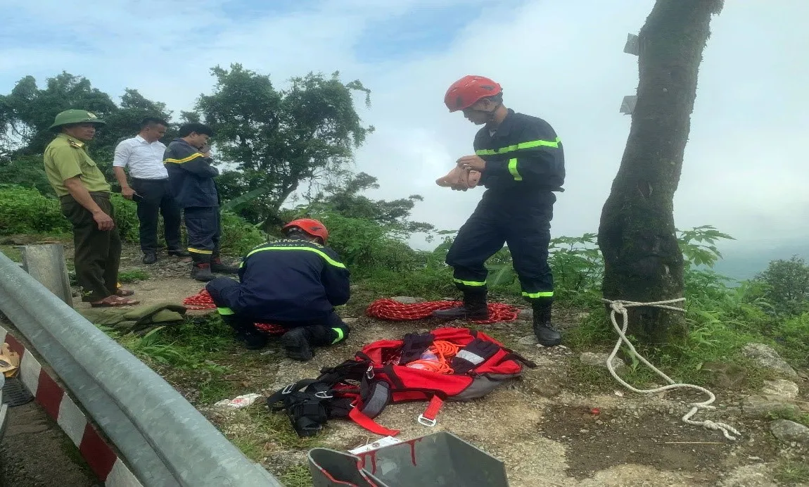 Hai du khách đi xe máy rơi xuống vực tại Vườn Quốc gia Ba Vì được giải cứu an toàn