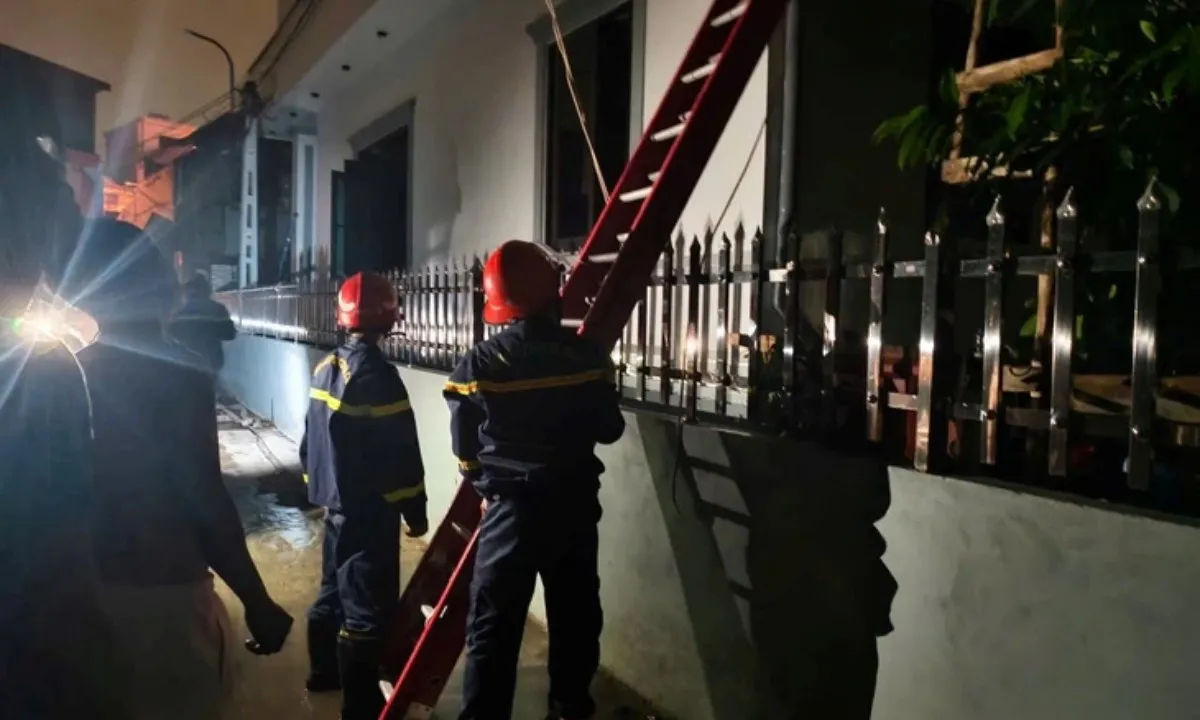 Cảnh sát PCCC lao vào biển lửa cứu 4 người