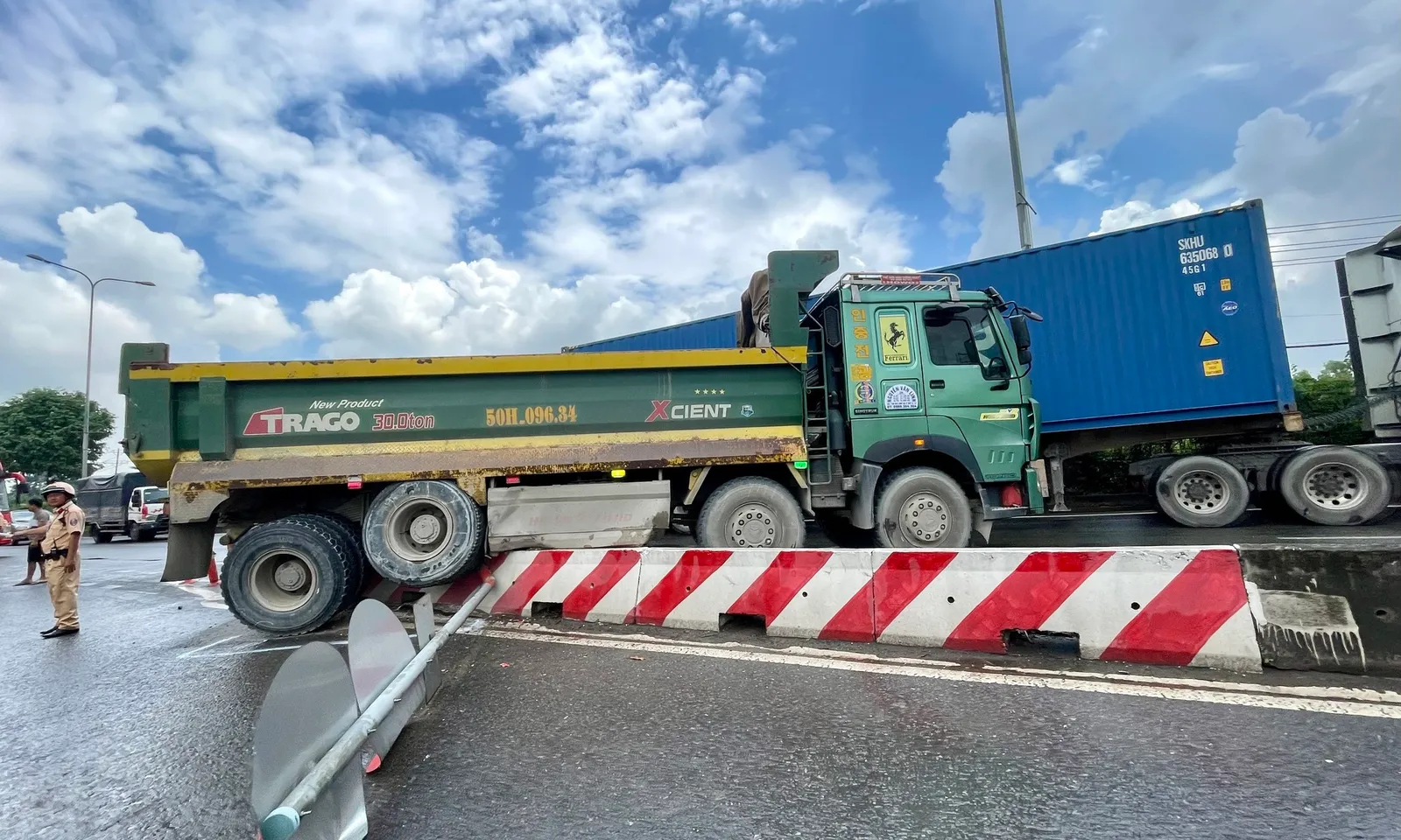 Xe tải và xe ben gặp nạn liên tiếp, đường Đỗ Mười ùn ứ nghiêm trọng