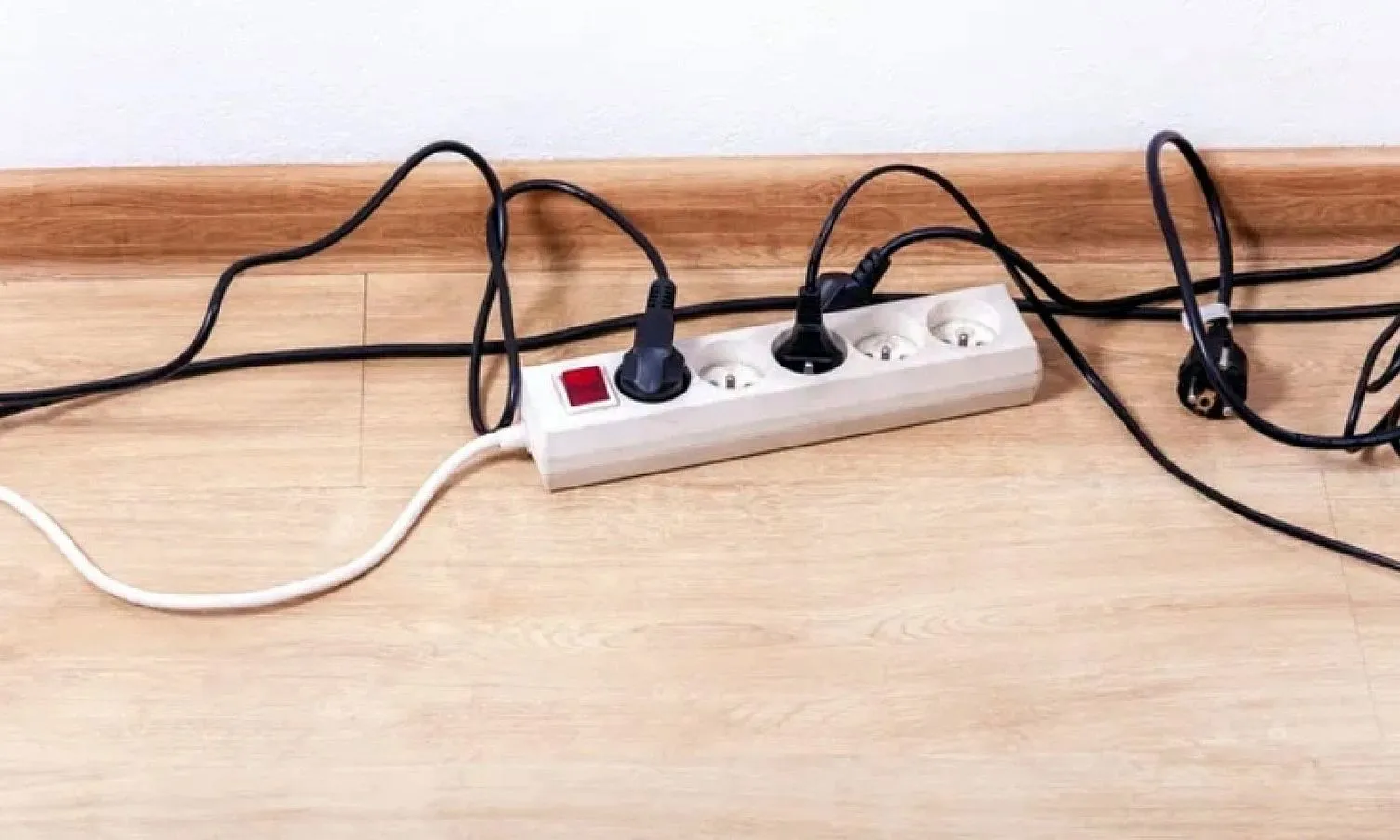 6 tình huống tuyệt đối không nên dùng ổ cắm nối dài trong gia đình