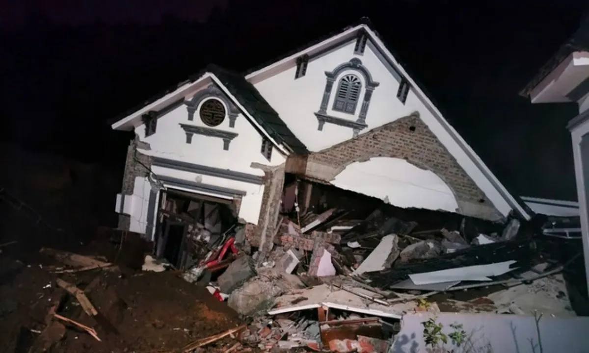 Sạt lở đất vùi lấp nhà dân ở Lào Cai, 5 người thương vong