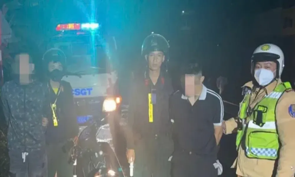Hai nam thanh niên không đội mũ bảo hiểm, một người dương tính với ma túy