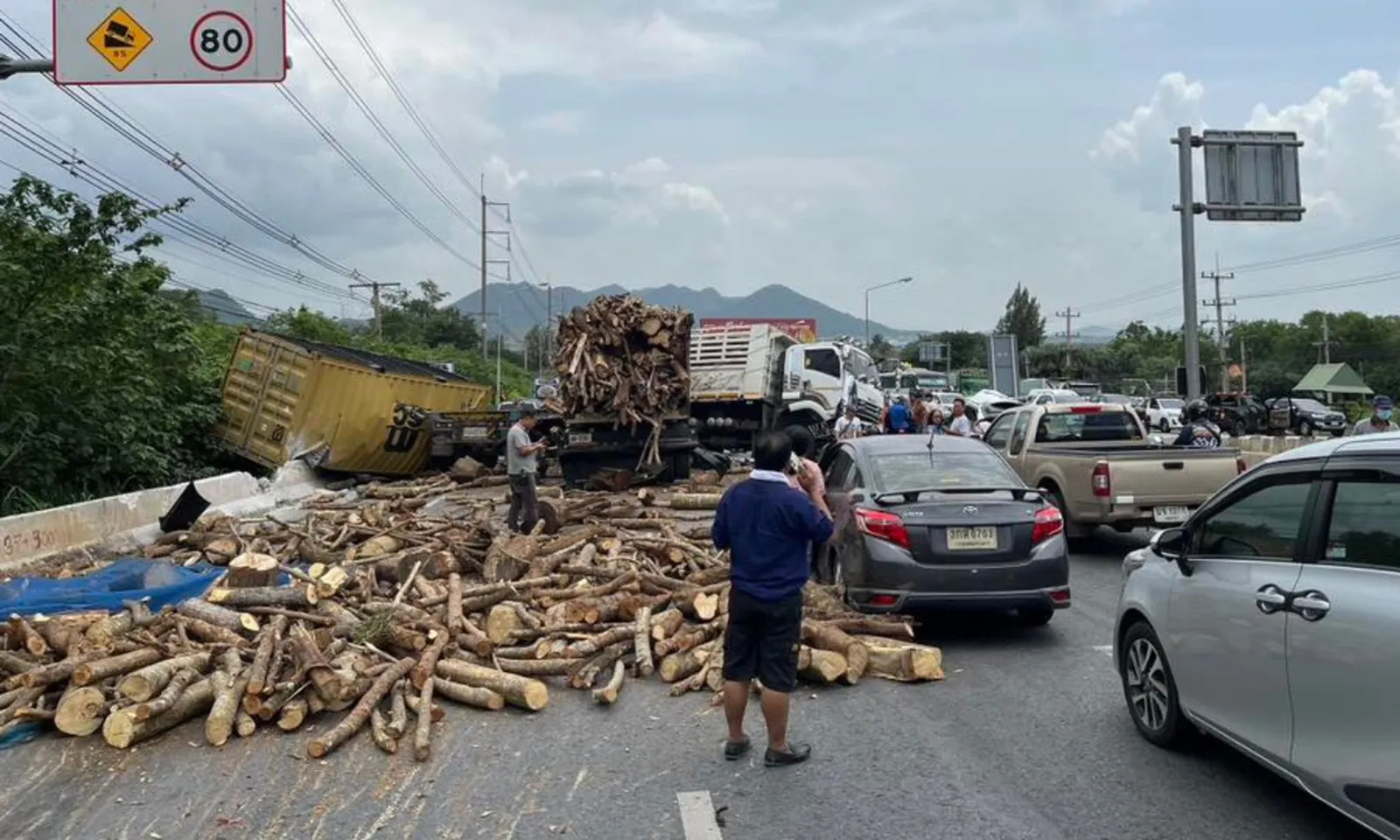 Xe tải chở gỗ gây tai nạn liên hoàn cho 10 xe ô tô trên đường cao tốc