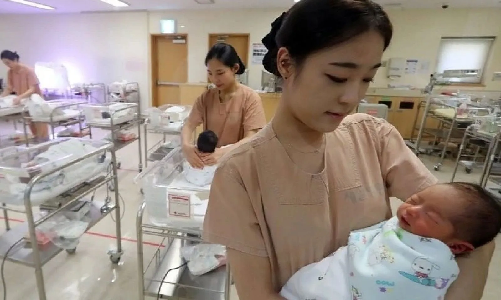 Hàn Quốc: Ngành điều trị vô sinh bùng nổ giữa khủng hoảng dân số