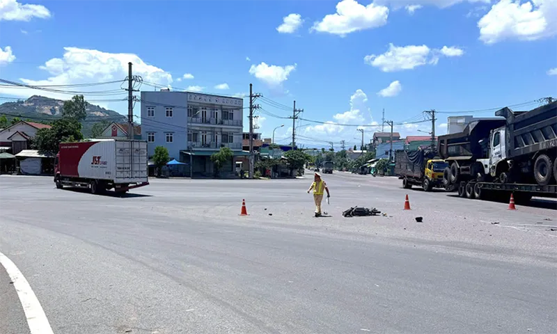 Xe đạp điện va chạm ô tô tải tại giao lộ, bé trai 12 tuổi bị thương nặng