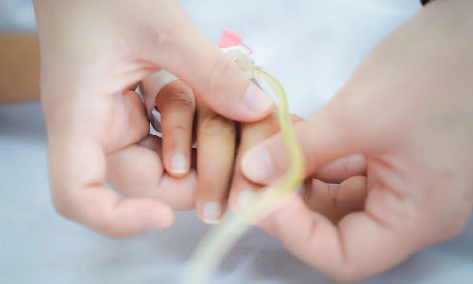 Bệnh nhi bị chấn thương nặng do cây rơi trúng đầu