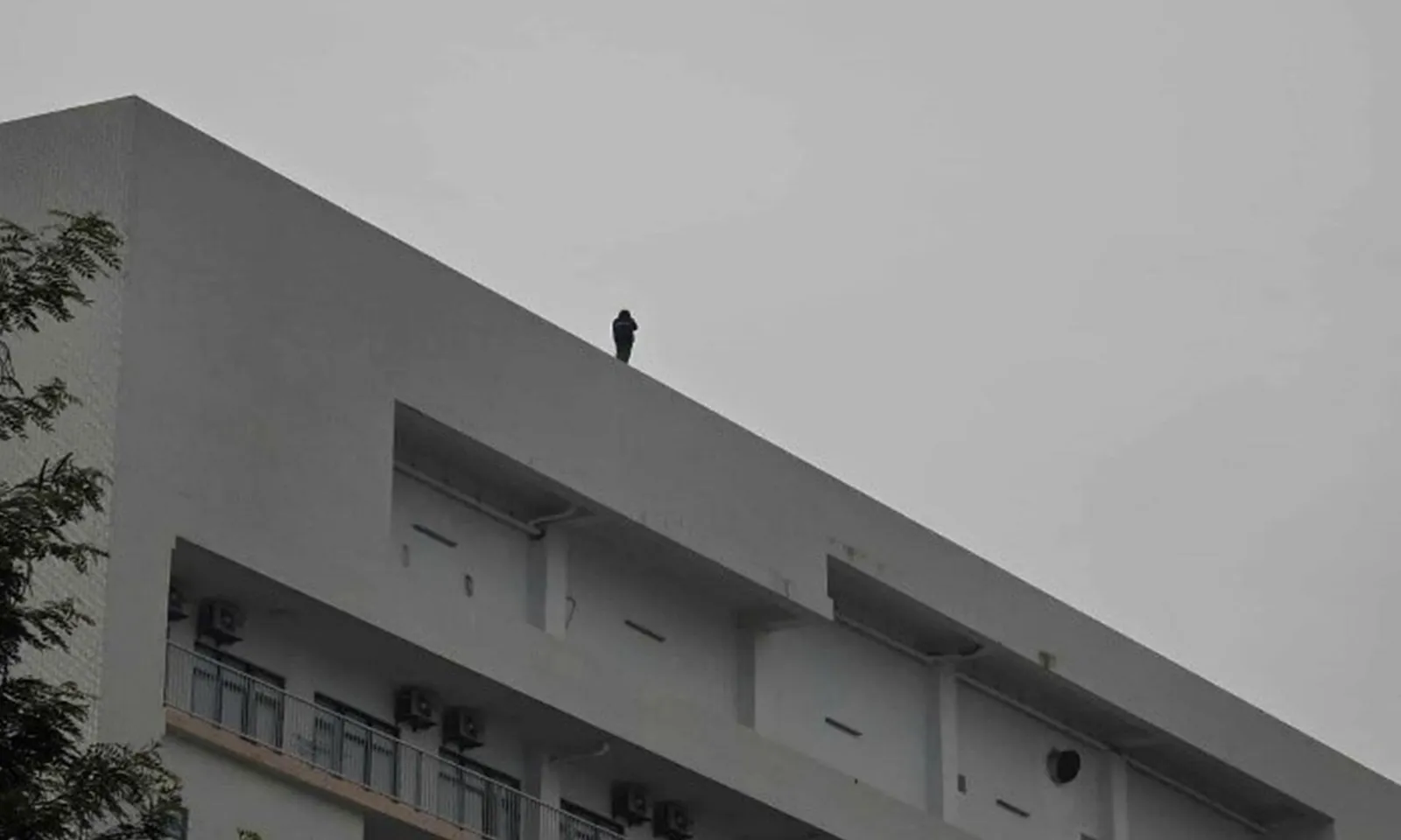 Kịp thời giải cứu thiếu nữ có ý định tự tử tại bệnh viện Bạch Mai