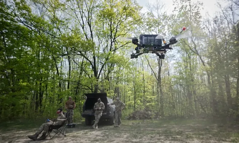 Binh lính Ukraine luyện tập điều khiển UAV tại Kharkiv (Ukraine) Ảnh The New York Times