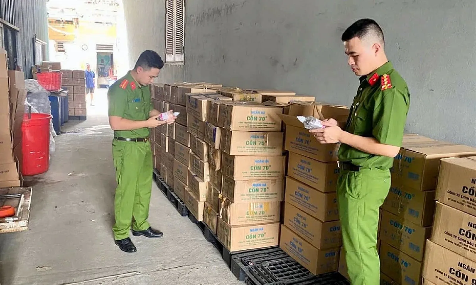 Phát hiện hai công ty sản xuất, buôn bán cồn y tế giả quy mô lớn tại Hà Tĩnh