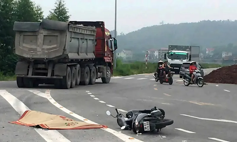 Xe đầu kéo ôm cua đụng người phụ nữ tử vong