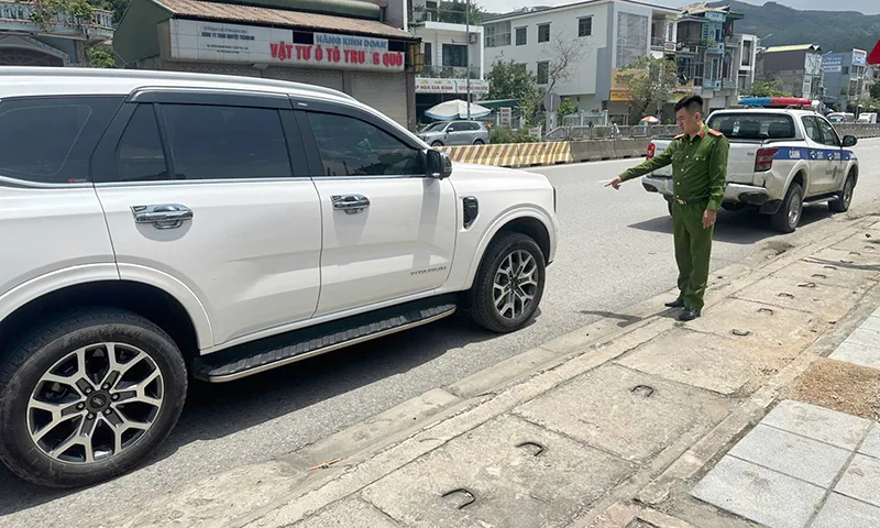 Tìm ra tài xế ô tô đụng 2 người đi xe máy điện rồi bỏ trốn
