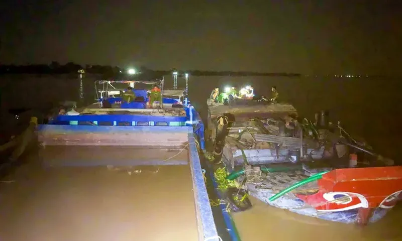 Vĩnh Long: Bắt quả tang hai phương tiện khai thác cát trái phép, thu giữ hơn 87m³ cát